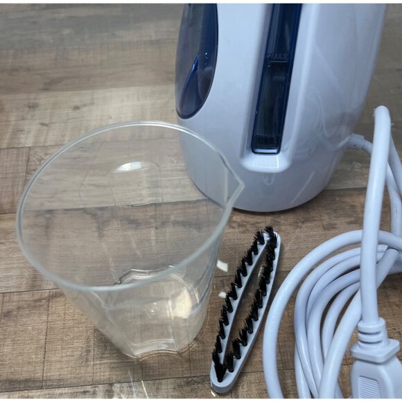 Portable Garment Steamer With Brush & Measuring Cup 700W 220V - Picture 2 of 6